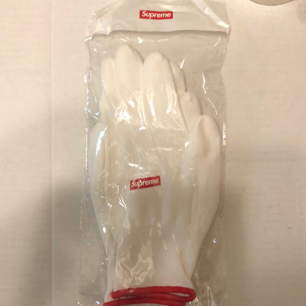 Supreme gloves